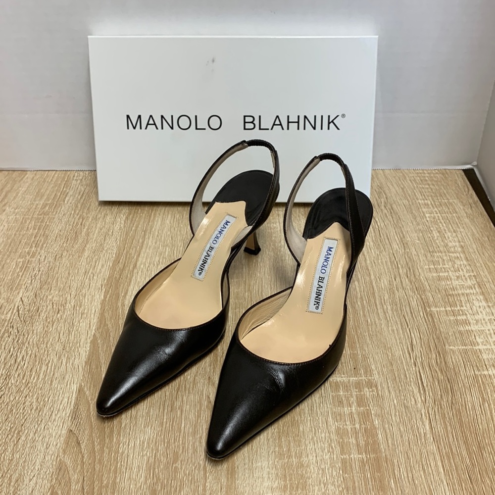 Manolo Blahnik Carolyne pumps size 37. Dark brown color.